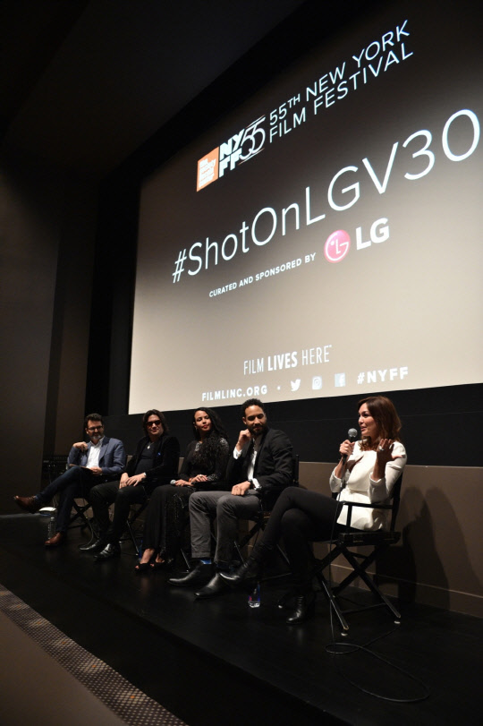 15일 제 55회 뉴욕 필름 페스티벌에서 영화감독 일레인 델 발(Elaine Del Valle)이  자신이 LG V30로 촬영한 단편영화를 소개하고 있다. <LG전자 제공>